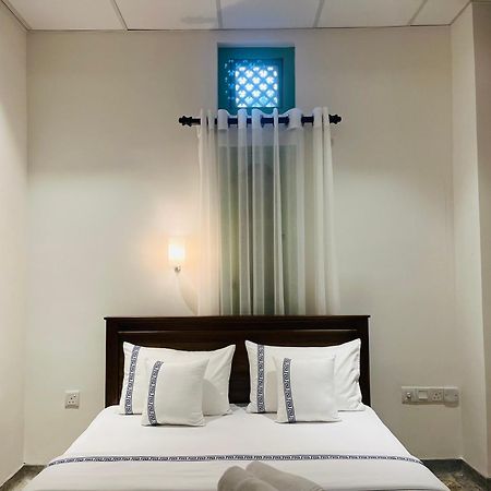 Ceylon Kingsmen Garden Hotel - Katunayake เนกอมโบ ภายนอก รูปภาพ