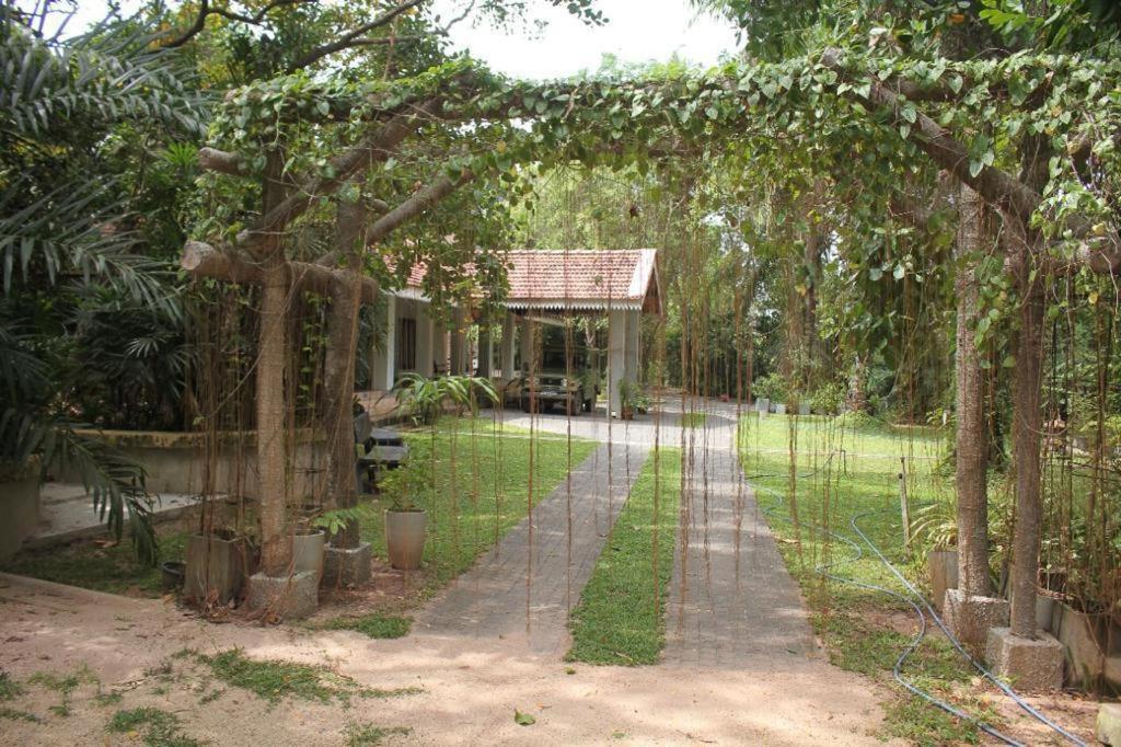 Ceylon Kingsmen Garden Hotel - Katunayake เนกอมโบ ภายนอก รูปภาพ