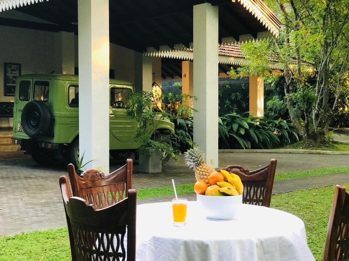Ceylon Kingsmen Garden Hotel - Katunayake เนกอมโบ ภายนอก รูปภาพ