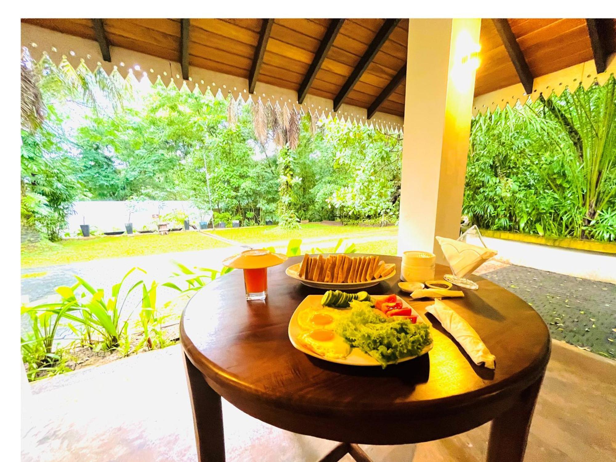 Ceylon Kingsmen Garden Hotel - Katunayake เนกอมโบ ภายนอก รูปภาพ