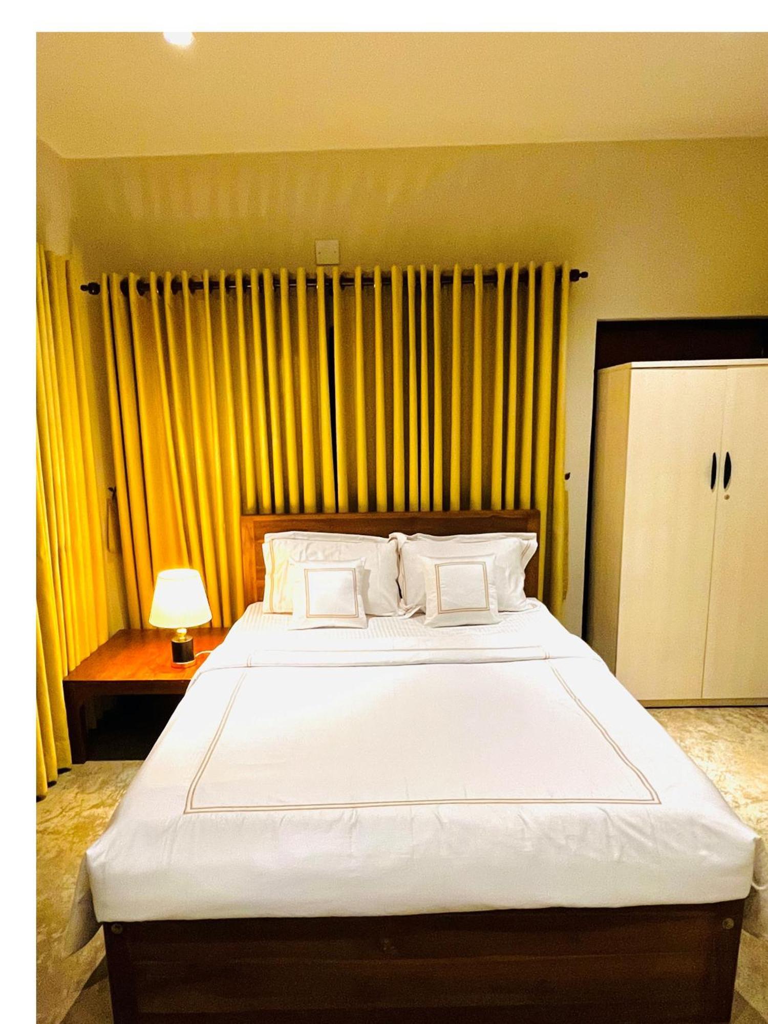 Ceylon Kingsmen Garden Hotel - Katunayake เนกอมโบ ภายนอก รูปภาพ