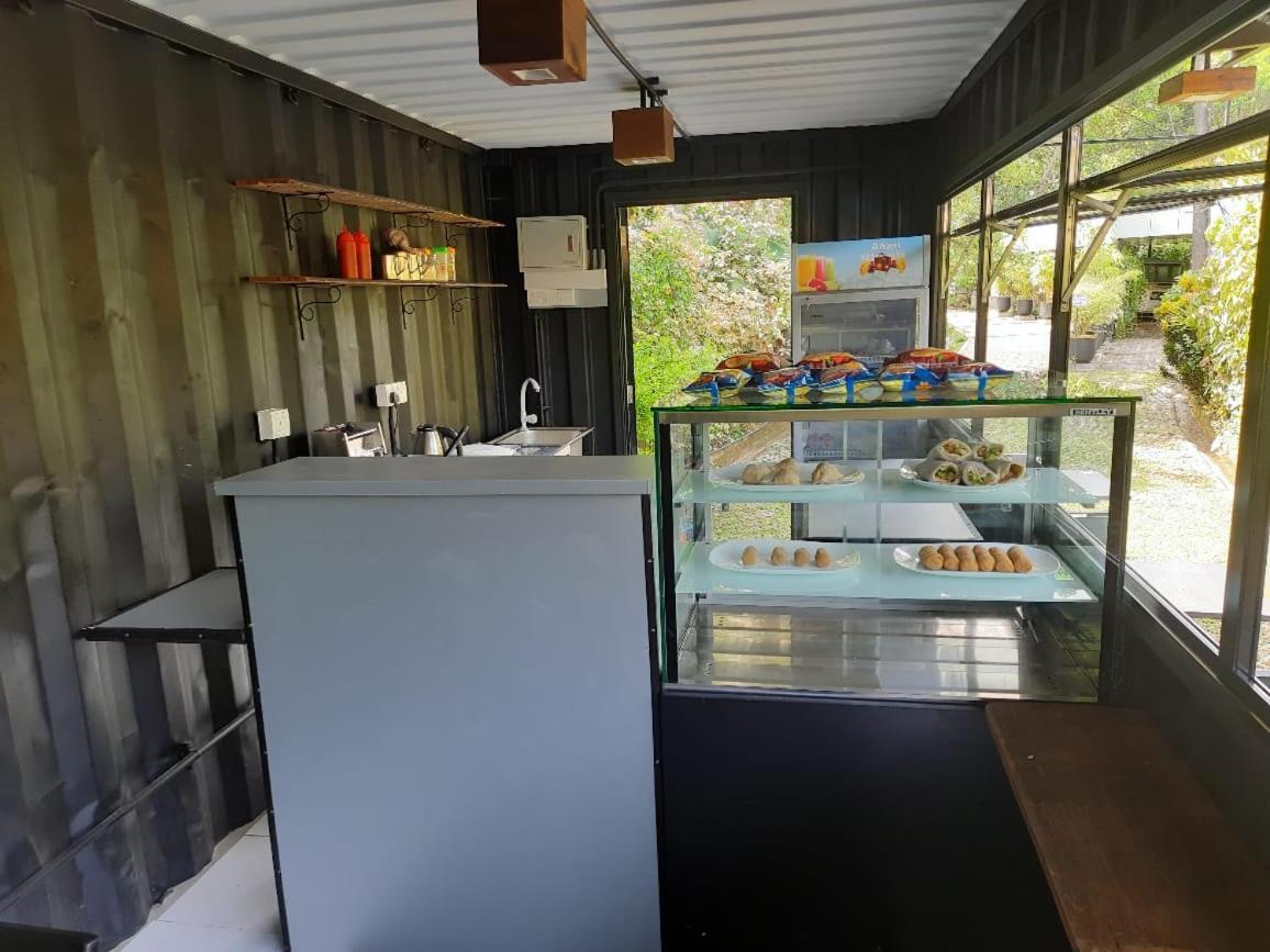 Ceylon Kingsmen Garden Hotel - Katunayake เนกอมโบ ภายนอก รูปภาพ