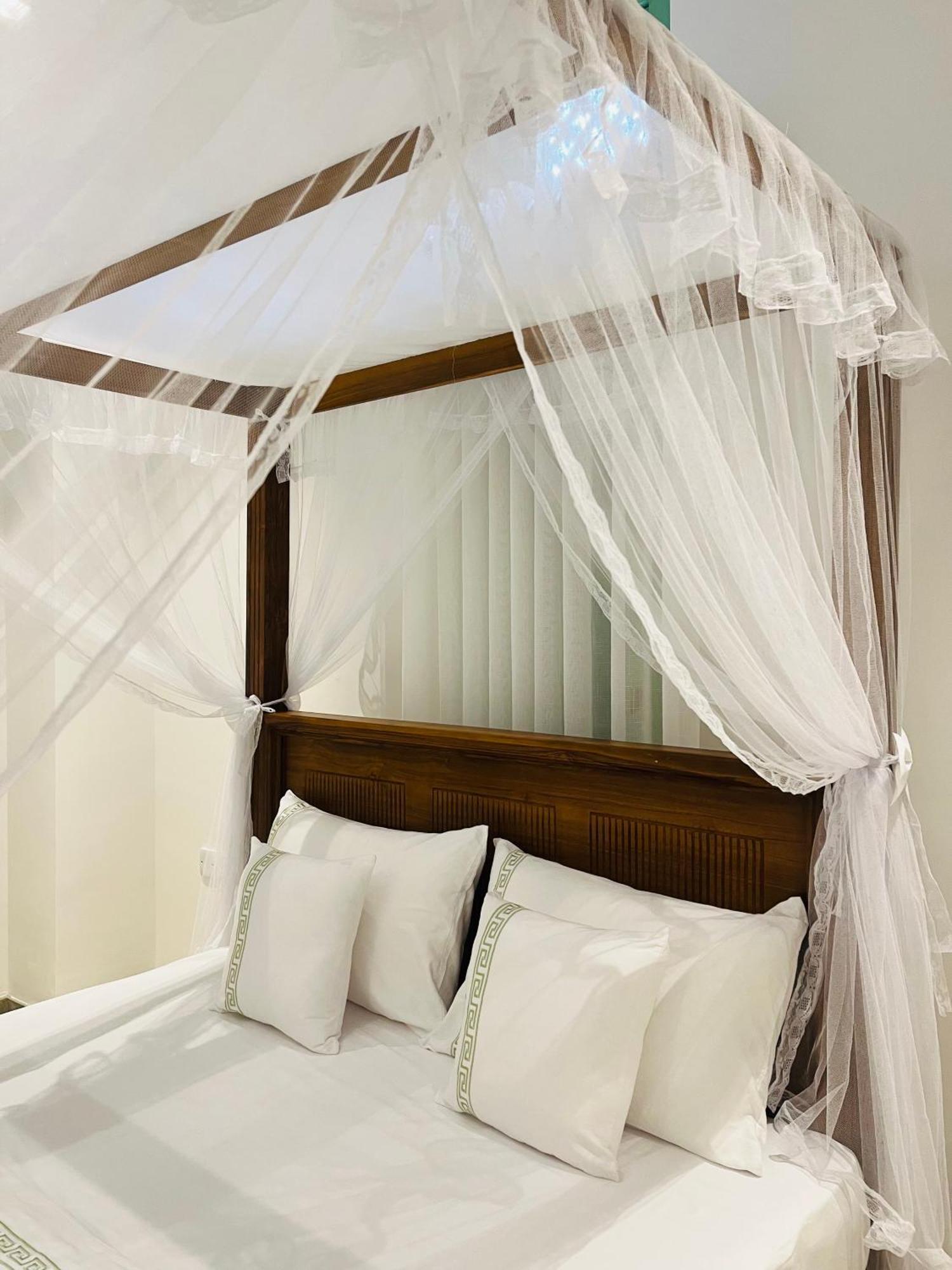 Ceylon Kingsmen Garden Hotel - Katunayake เนกอมโบ ภายนอก รูปภาพ