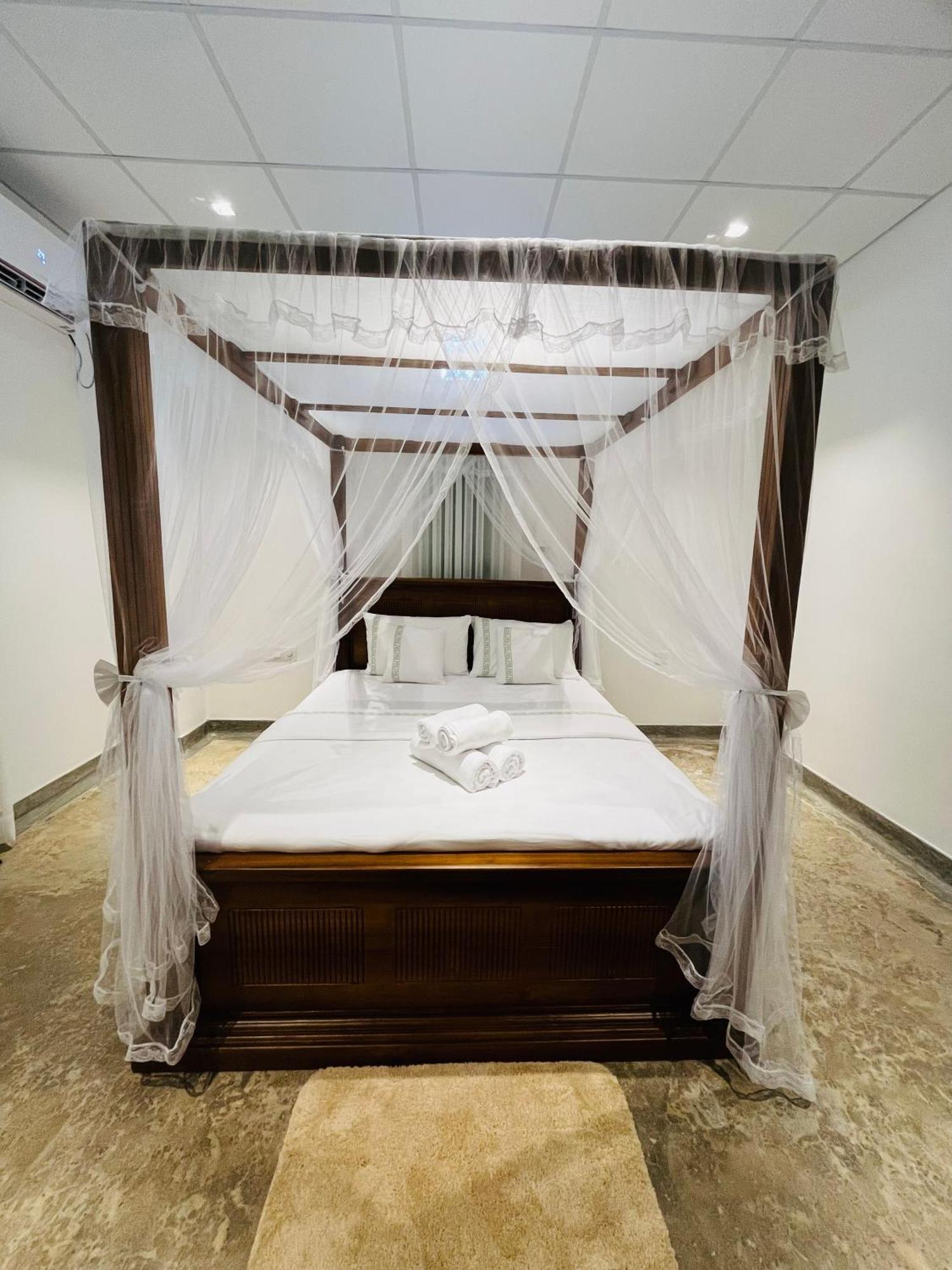 Ceylon Kingsmen Garden Hotel - Katunayake เนกอมโบ ภายนอก รูปภาพ